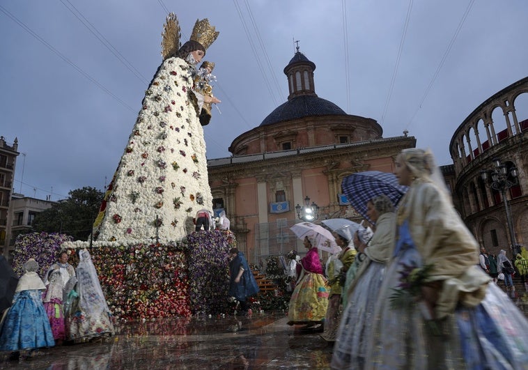 Sólo 100 falleros menos en la Ofrenda que en 2024, 2.300 toneladas de cenizas y 21 sanciones a las comisiones, los datos de las Fallas 2025